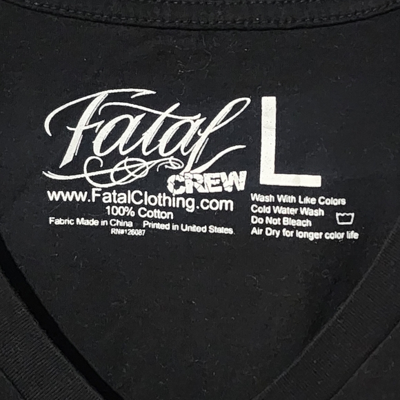 🎀 Junior's Black Skull Graphic V-Neck Tee Size: Large🎀 - Picture 2 of 5